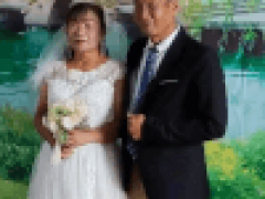 Пожилым супружеским парам устроили торжественную фотосессию