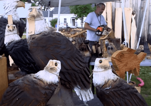 Художник использует бензопилу для создания деревянных скульптур