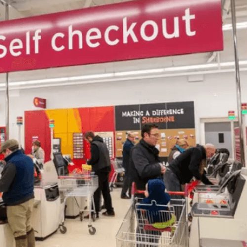 В супермаркетах начали обыскивать сумки покупателей, воспользовавшихся кассами самообслуживания