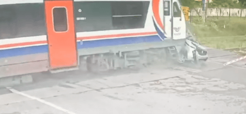 Невнимательный водитель пострадал, когда в его машину врезался поезд