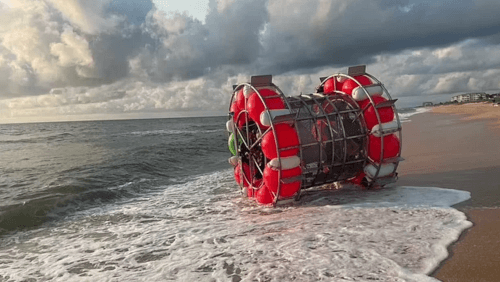 Путешественник попытался переплыть океан в гигантском «беличьем колесе»