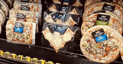 Покупателей удивила пицца в виде летучей мыши