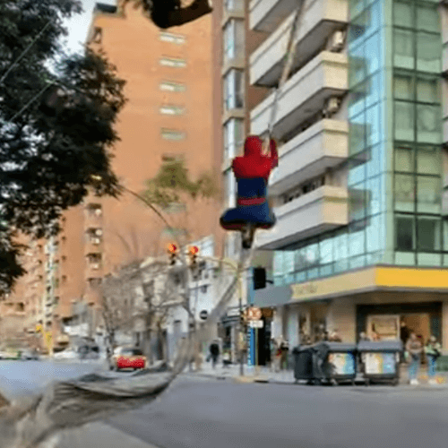 Человек-паук показал прохожим зрелищное уличное шоу