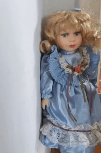 На продажу выставили куклу, одержимую злым духом