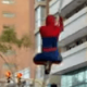 Человек-паук показал прохожим зрелищное уличное шоу