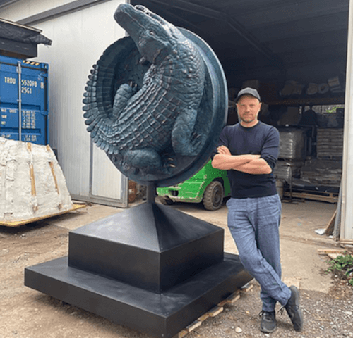 Художник создал скульптуру, посвящённую легендарному аллигатору в канализации