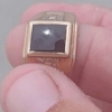 Добряк с металлоискателем нашёл драгоценное кольцо и вернул его владельцу