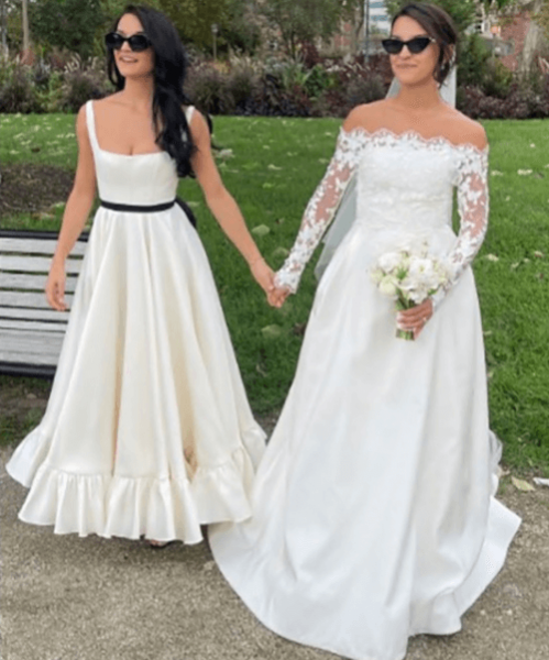 Женщина надела свадебное платье и на свою свадьбу, и на свадьбу сестры-близняшки