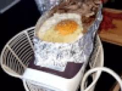 Кулинар приготовил стейк с яйцом на утюге