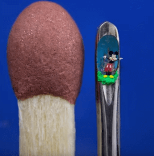 Художник создал микроскопического Микки-Мауса, который помещается в игольное ушко