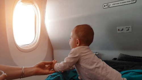 Авиапассажирку возмутила попутчица, поменявшая ребёнку подгузник в салоне самолёта
