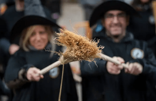 Люди, одетые ведьмами, собрались вместе ради мирового рекорда