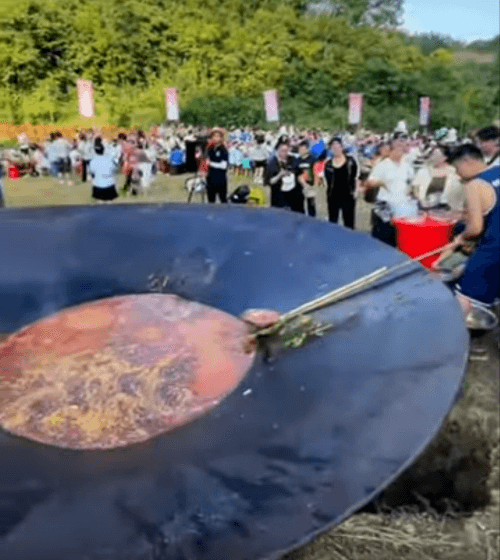 Селяне наварили огромное количество рыбного супа, чтобы угостить всех желающих