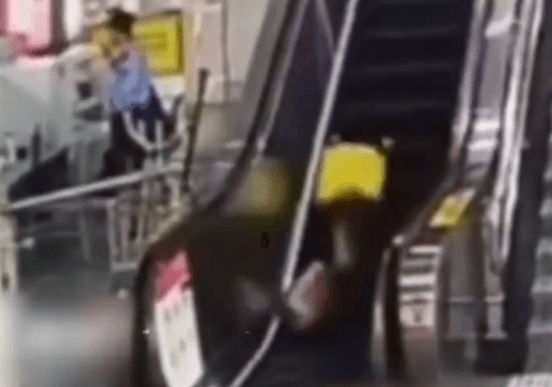 Полицейскому пришлось прыгать через ограждение, чтобы помочь пожилому мужчине на эскалаторе