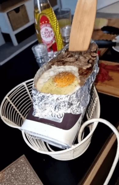 Кулинар приготовил стейк с яйцом на утюге