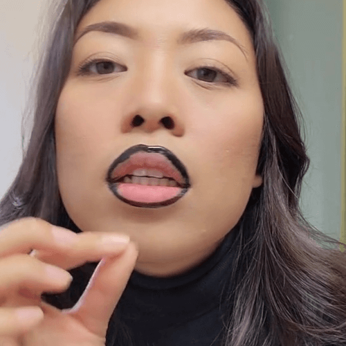Женщина обвела губы стойким тинтом для бровей, но выбрала слишком тёмный оттенок