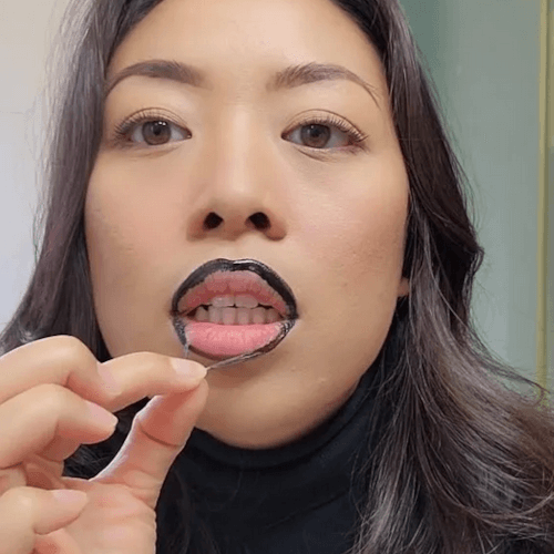 Женщина обвела губы стойким тинтом для бровей, но выбрала слишком тёмный оттенок