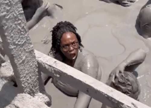 Пузырь газа, лопнувший в грязевой ванне, опозорил женщину