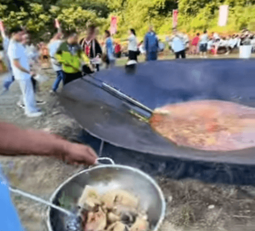 Селяне наварили огромное количество рыбного супа, чтобы угостить всех желающих