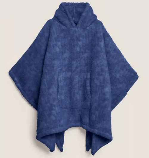 С наступлением холодов люди закупаются одеялами с капюшоном, которые можно носить на себе