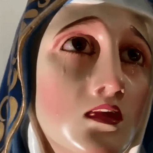 Верующих поразила статуя Девы Марии, заплакавшая из-за высокого уровня преступности