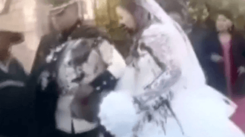 Бывшая девушка жениха пришла на свадьбу и облила молодожёнов экскрементами