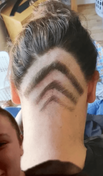 Парикмахер испортил причёску клиентки, сделав ей некрасивый узор на затылке