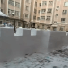 Умелец украсил свой город «великой» стеной, вылепленной из снега