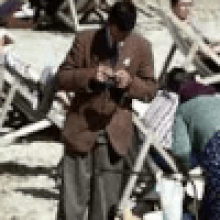 На старой пляжной фотографии люди заметили «путешественника во времени» с мобильным телефоном