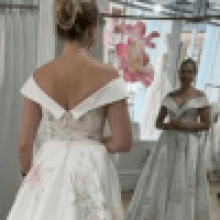 Фотографируясь в свадебном платье, невеста испугалась своих «паранормальных» рук