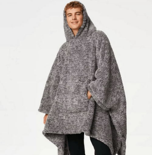 С наступлением холодов люди закупаются одеялами с капюшоном, которые можно носить на себе