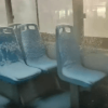 Пассажиры попали под снегопад внутри автобуса
