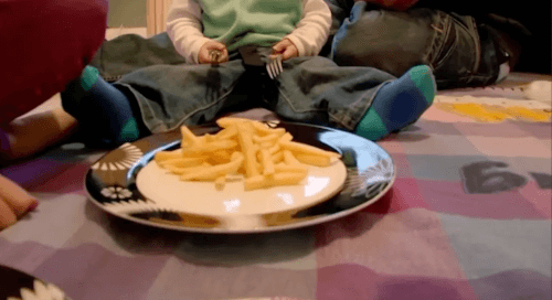 Родители не контролируют малыша, который потребляет в день больше калорий, чем взрослый мужчина