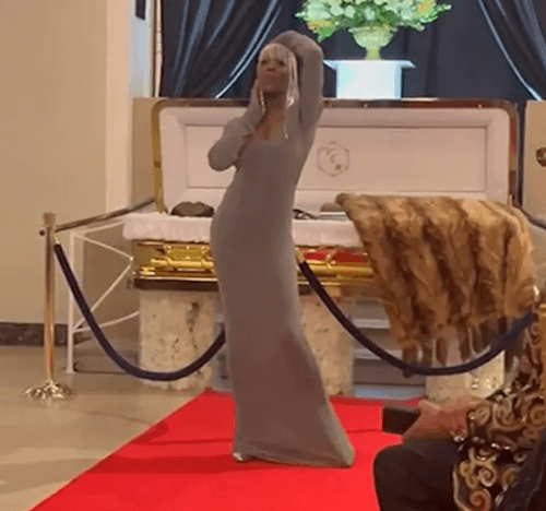 Женщина пришла на похороны, чтобы пройтись модельной походкой