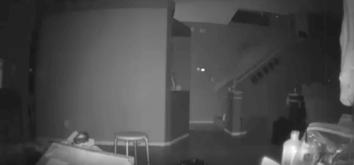 Домовладельца напугала призрачная фигура, разгуливающая по ночам