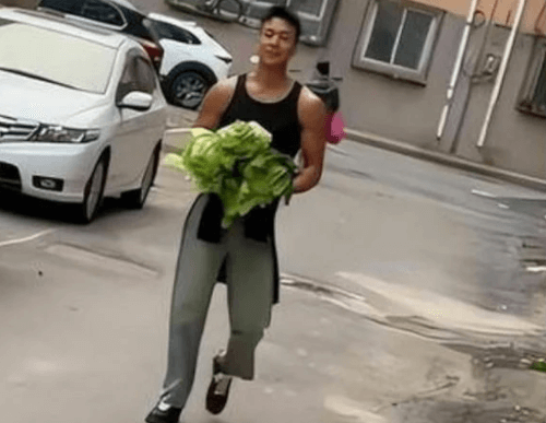 Отправившись за овощами, покупательница нашла не только капусту, но и любовь