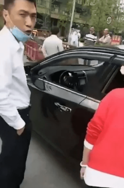 Водитель такси спас девушку, которую бойфренд пытался перевезти в чемодане