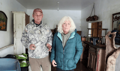 Чтобы защитить сбережения от наводнения, супруги спрятали их в доме на колёсах, но деньги украли