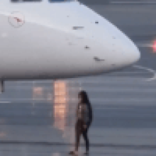 Пассажирка, опоздавшая на самолёт, погналась за ним по взлётно-посадочной полосе