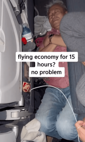 Во время длительного авиаперелёта пассажир вздремнул на полу
