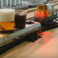 Игрушечный поезд доставляет еду и напитки посетителям ресторана