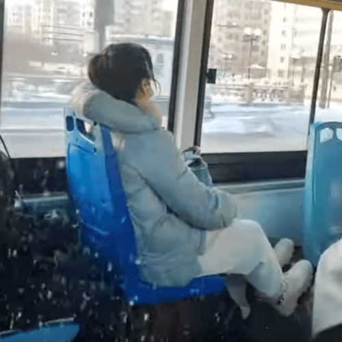 Пассажиры попали под снегопад внутри автобуса