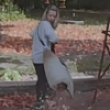 Женщина с садовым пылесосом не сразу заметила, что у неё дырявый мешок