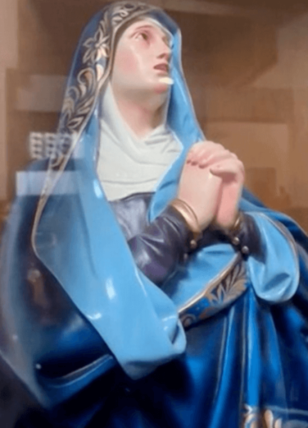 Верующих поразила статуя Девы Марии, заплакавшая из-за высокого уровня преступности