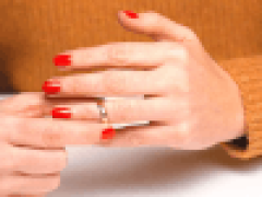 Муж отказывается разговаривать с женой, которая потеряла обручальное кольцо