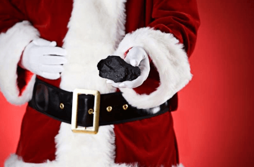 Санта-Клаус принёс уголь непослушной трёхлетней девочке