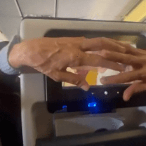 Авиапассажир загородил экран телевизора своими пальцами