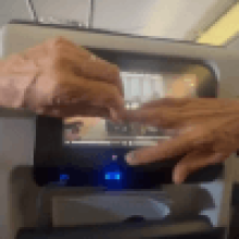 Авиапассажир загородил экран телевизора своими пальцами