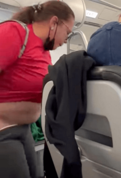 Спустив штаны, авиапассажирка чуть было не справила нужду в салоне самолёта