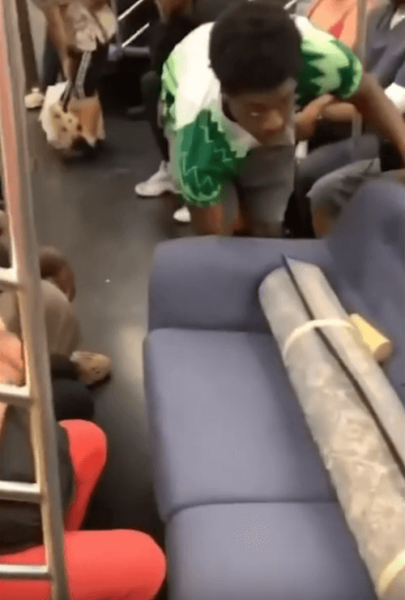 Чудаки сэкономили на доставке и перевезли диван в метро